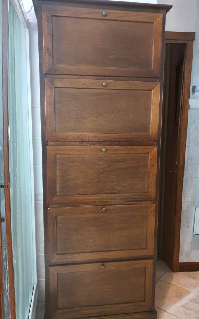Scarpiera in legno massello noce scuro con 5 ante, stile arte povera.